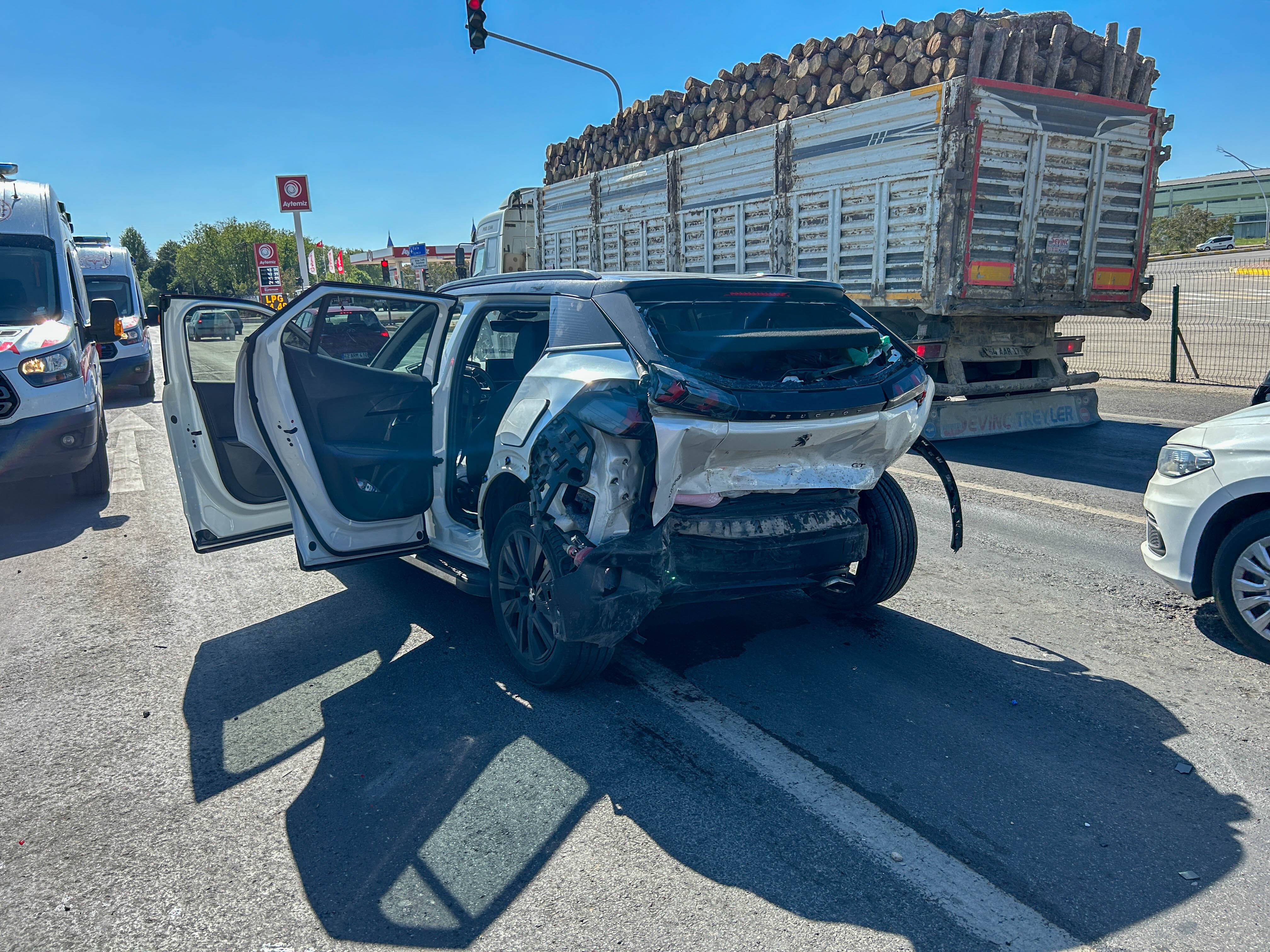 Uşak'ta zincirleme kaza! 4 araç birbirine girdi: Yaralılar var - 1. Resim