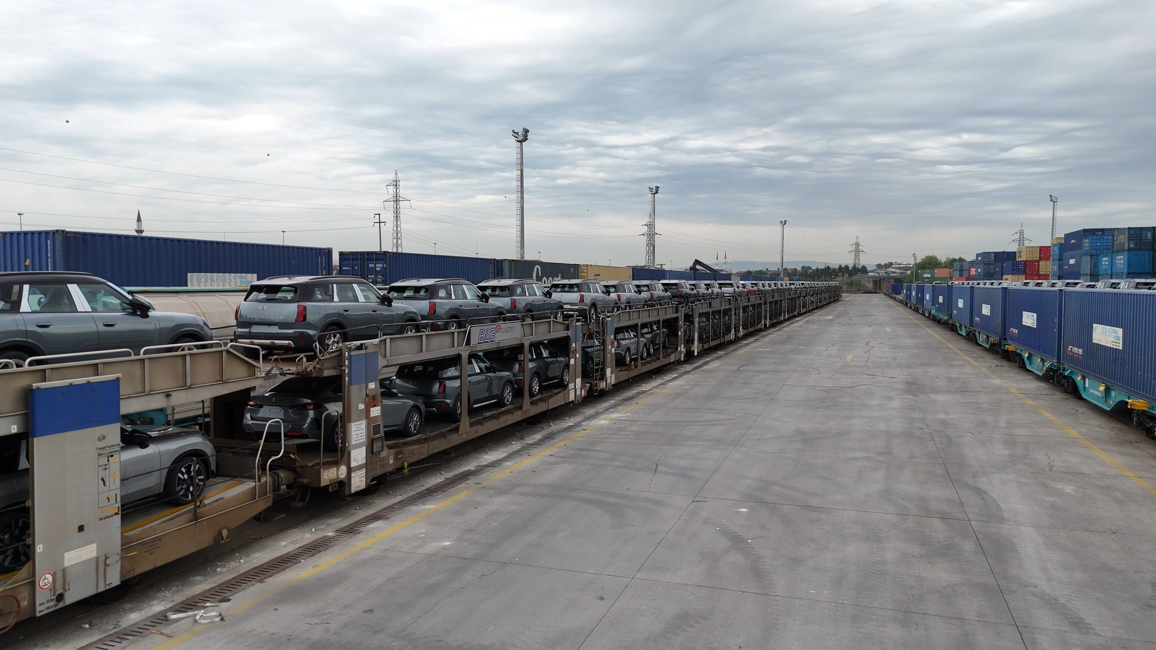 Yüzlerce otomobil Türkiye'ye getirildi! Boğazı Marmaray hattı ile trenle geçtiler - 1. Resim