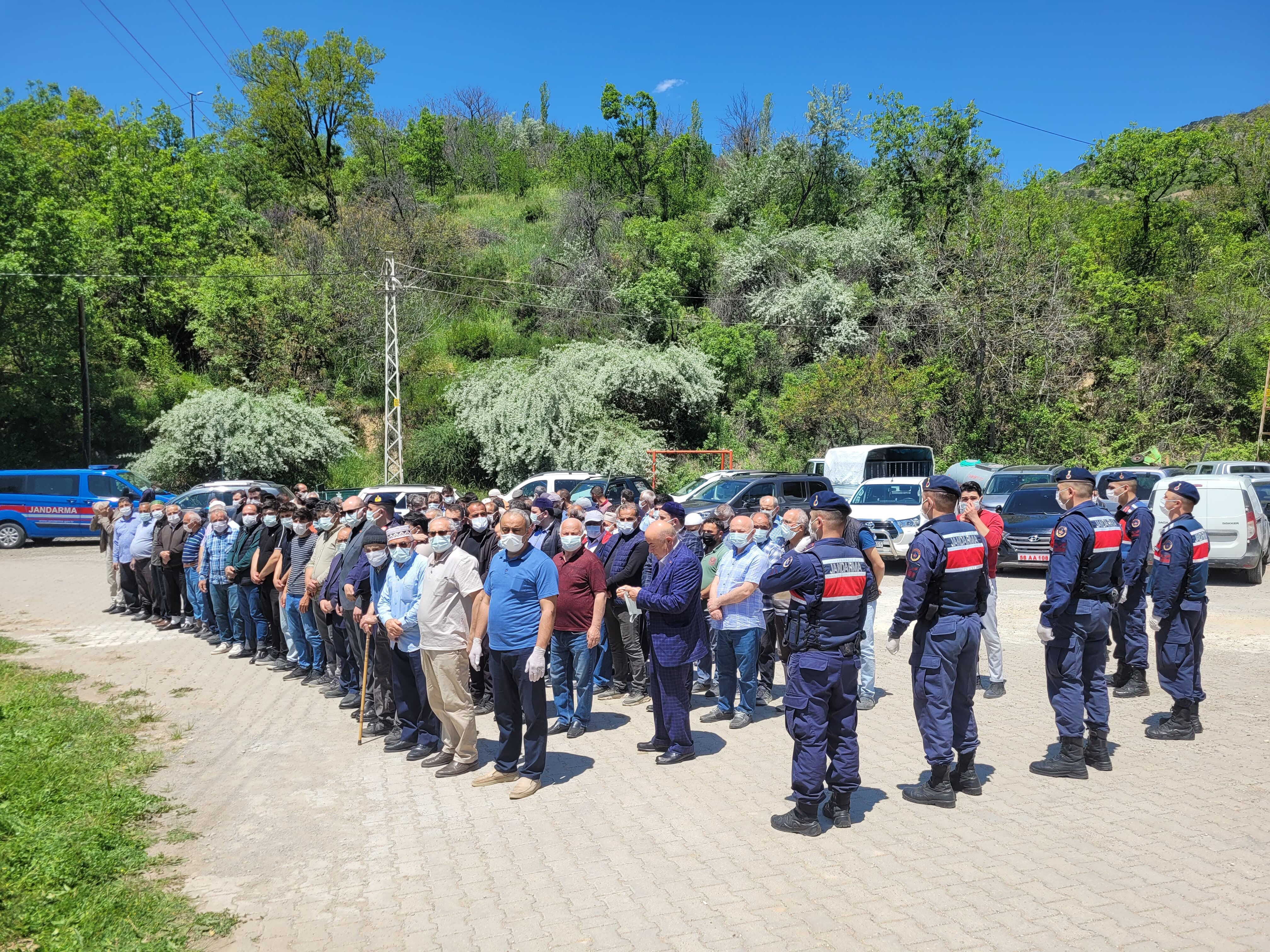 1,5 yaşındaki Metehan'ın ölümü ortalığı karıştırdı: Cenazeye maskeyle katıldılar... Her şey 2 günde oldu - 1. Resim
