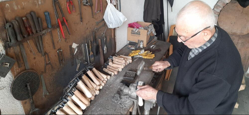 70 yıldır yapıyor, tanesi 50 TL! Kullandığı makineyi bile kendisi yaptı... 