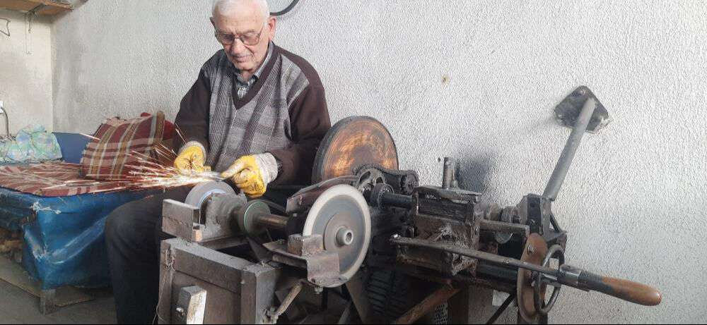 70 yıldır yapıyor, tanesi 50 TL! Kullandığı makineyi bile kendisi yaptı... 