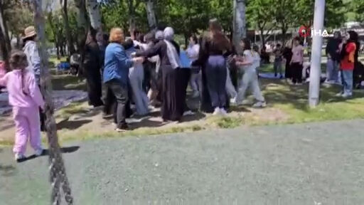 Avcılar sahilinde kadın kavgası! Saç saça birbirlerine girdiler - 1. Resim