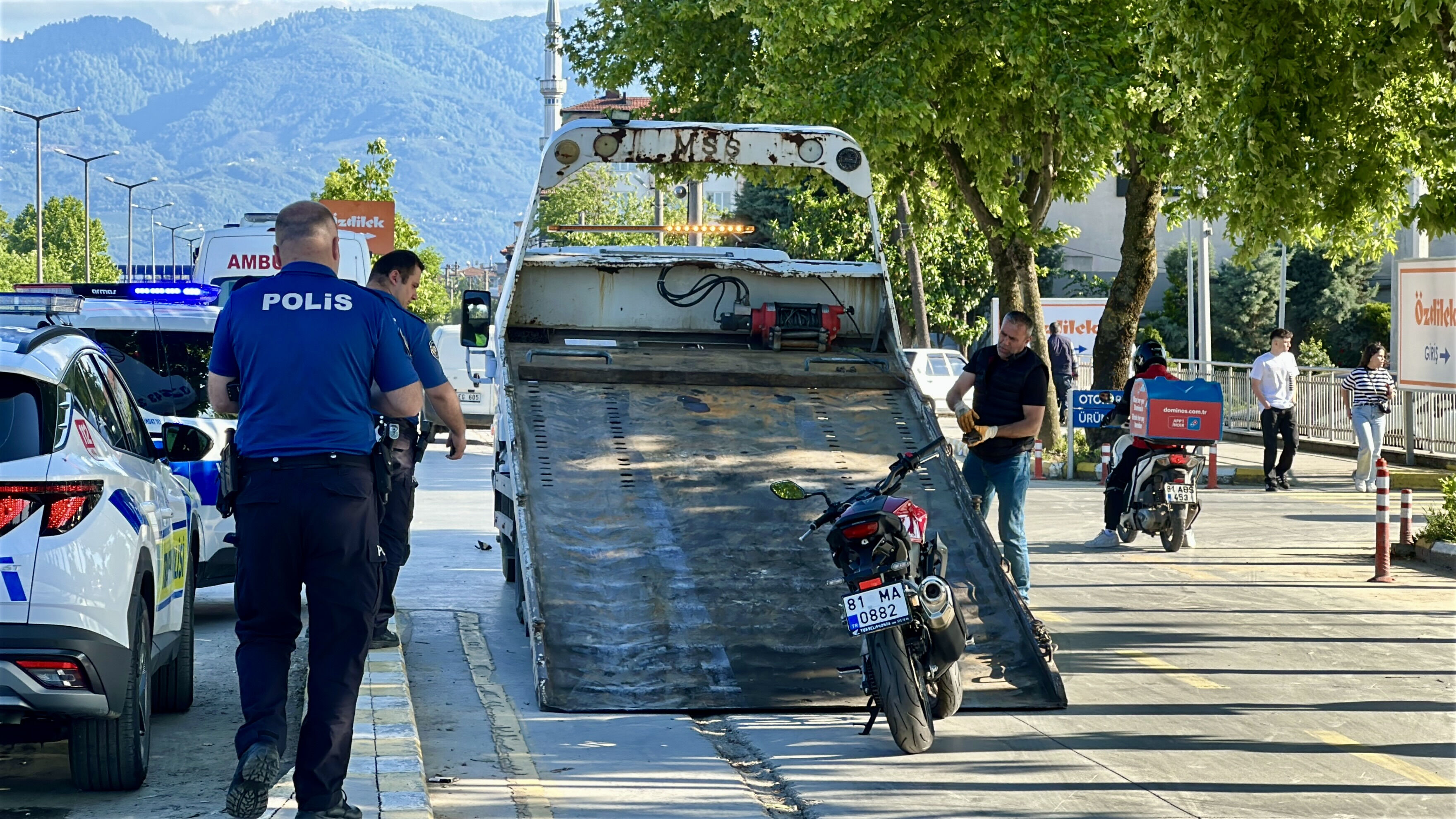 Düzce'de motosiklet yayalara çarptı: Yaralılar var - 1. Resim