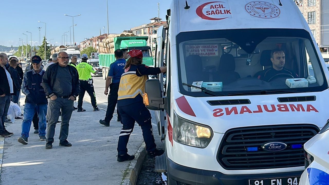 Düzce'de motosiklet yayalara çarptı: Yaralılar var Düzce'de motosiklet yayalara çarptı: Yaralılar var