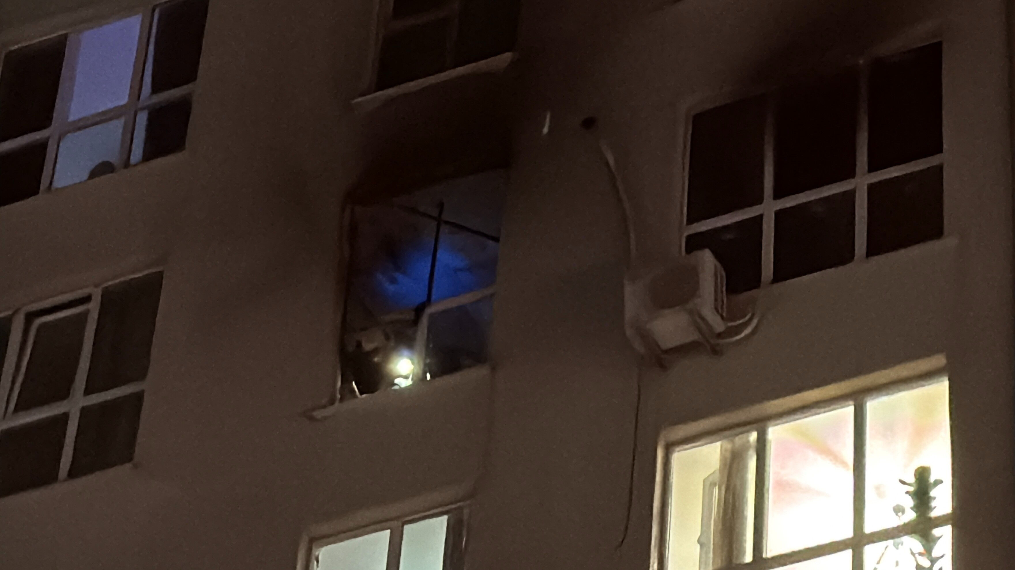 Esenyurt'ta korku dolu anlar! Panik yapan kadın 8'inci kattan atladı - 2. Resim