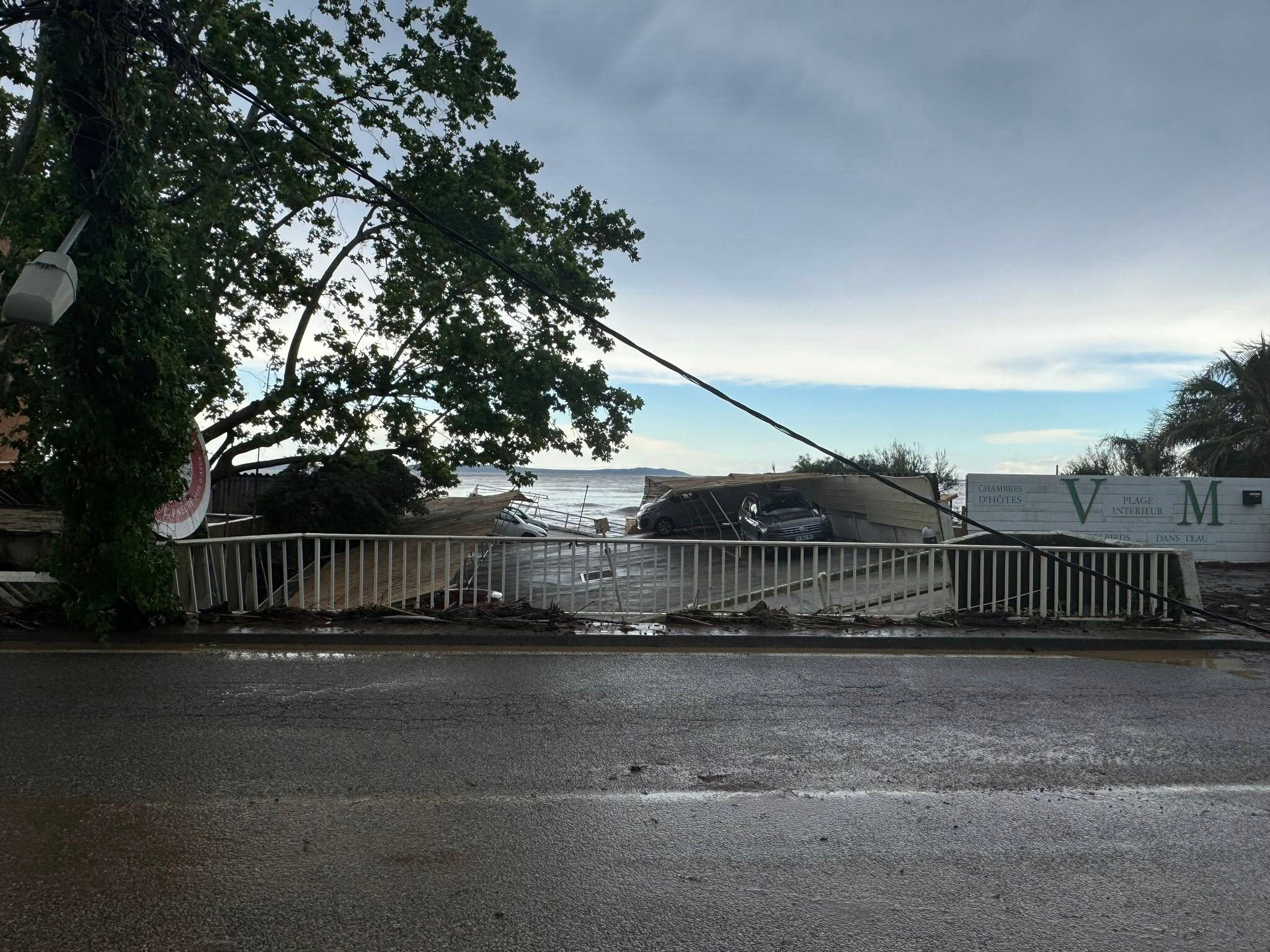 Fransa'da sel felaketi: Nehir 2 saatte 11 metre yükseldi, şehirler sular altında kaldı - 1. Resim