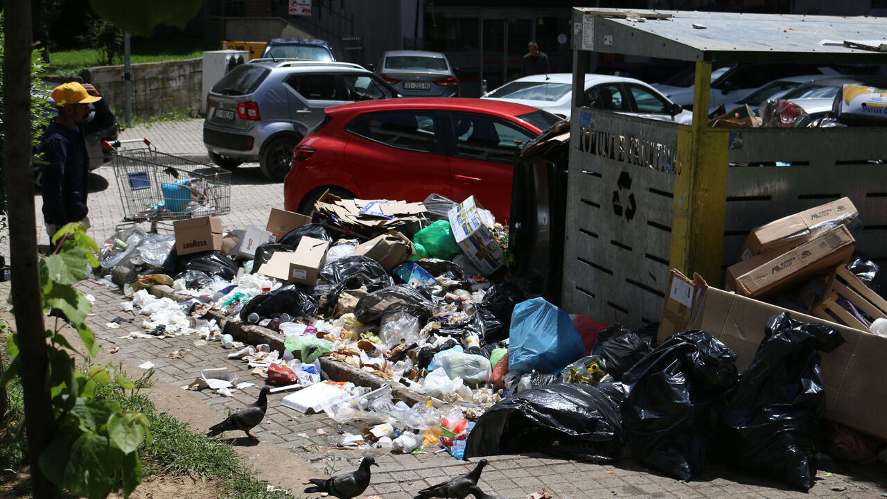 İşçiler greve gitti, ülkenin başkenti çöp doldu - 1. Resim