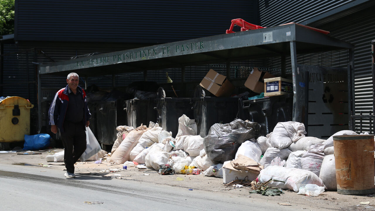 İşçiler greve gitti, ülkenin başkenti çöp doldu - 2. Resim