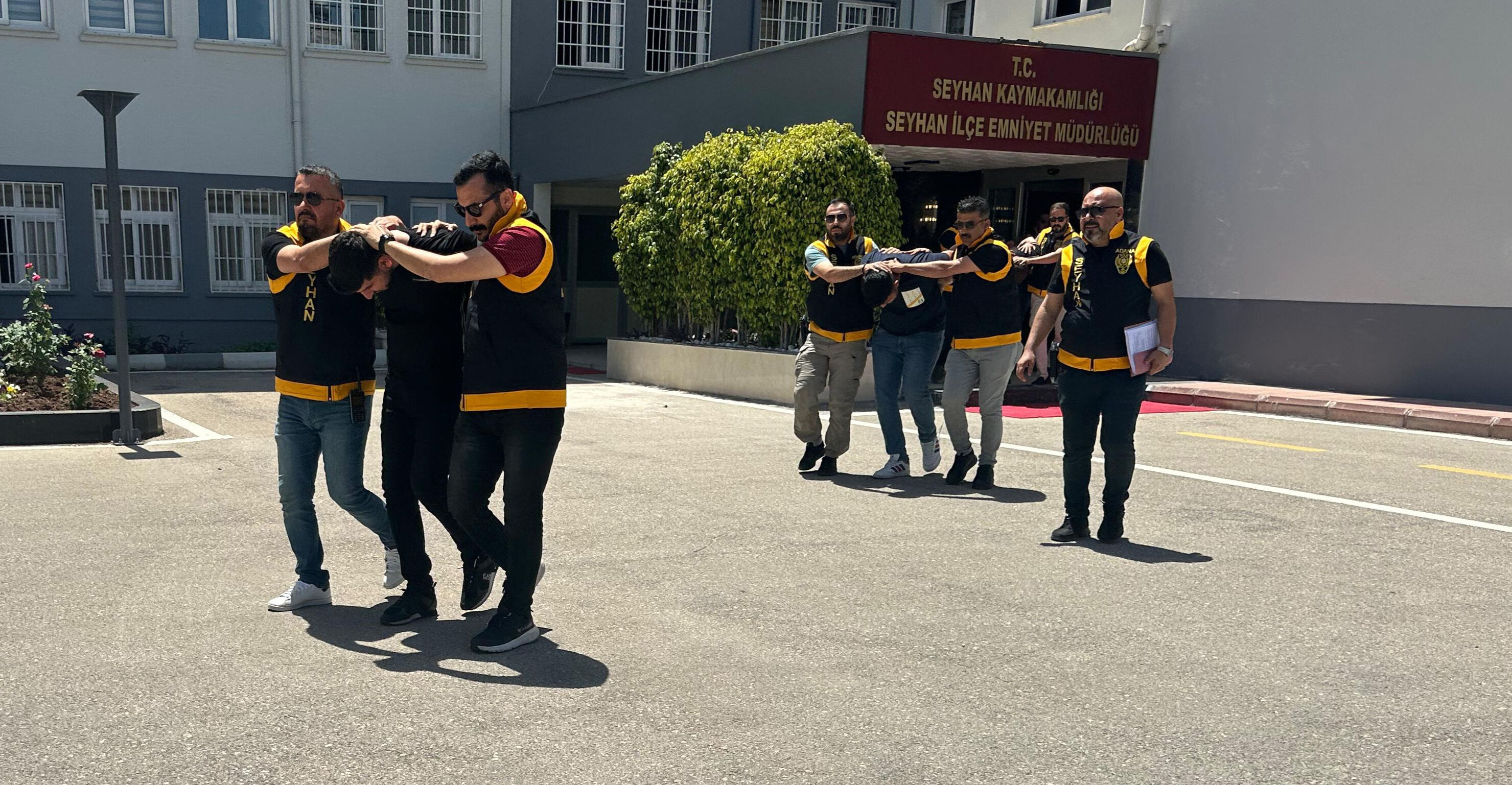 Kafeye kurşun yağdırmışlardı! Altından eski sevgili intikamı çıktı - 1. Resim