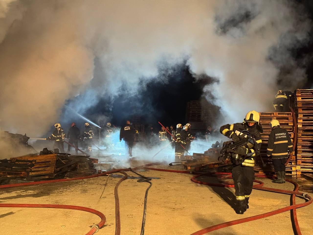Kocaeli'de geceyi alevler aydınlattı! Palet deposu cayır cayır yandı - 1. Resim
