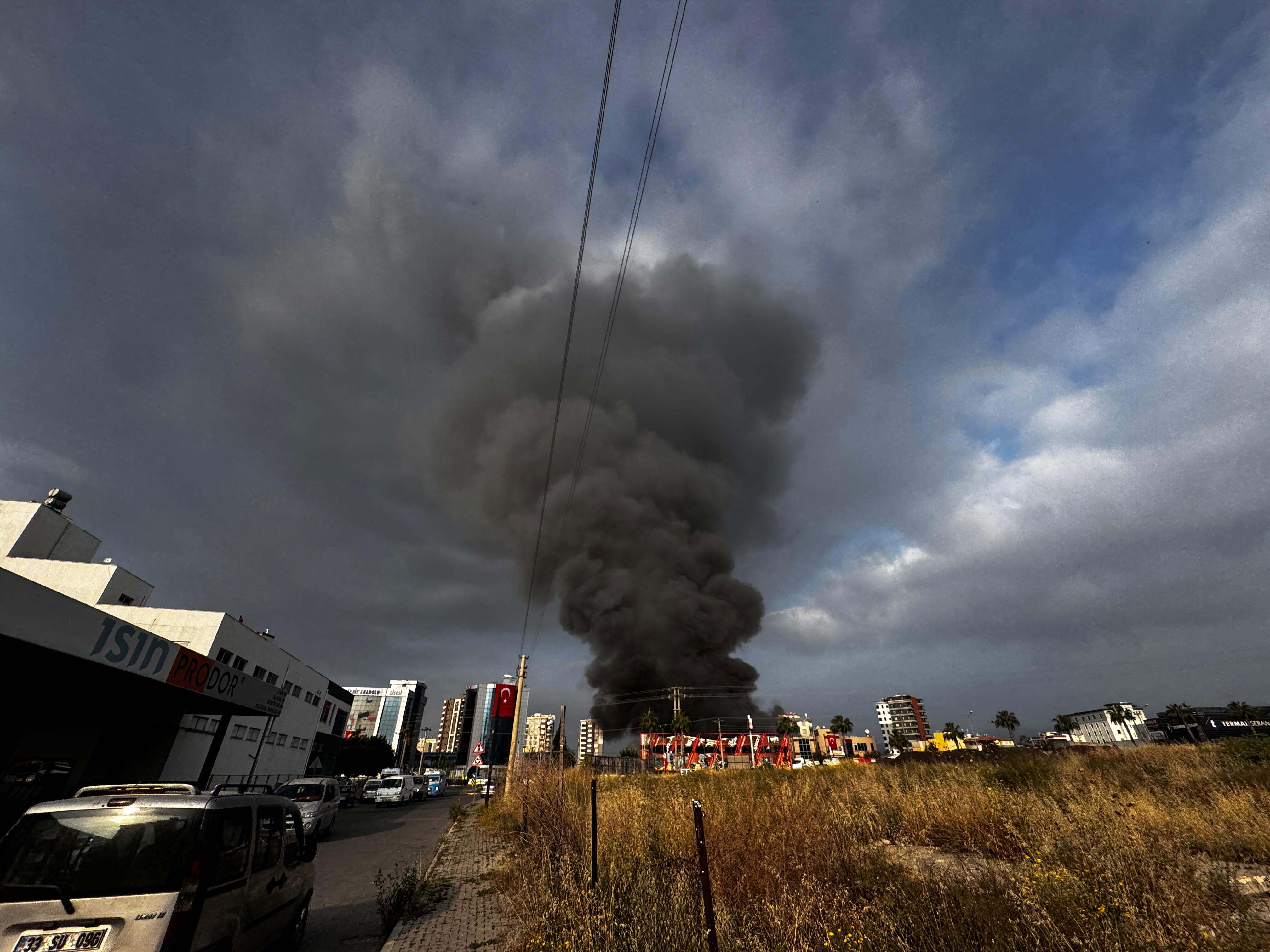 Mersin'de fabrika yangını! Ekipler bölgede - 1. Resim