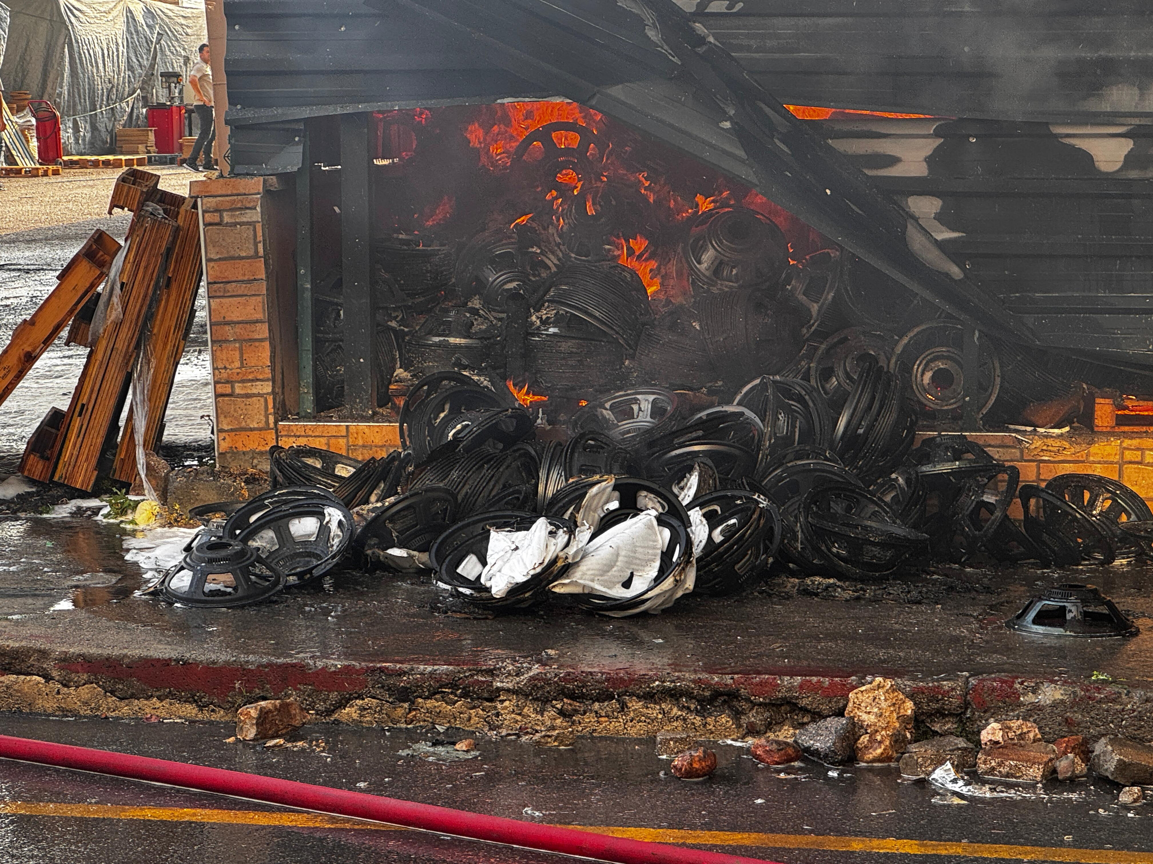 Mersin'de fabrika yangını! Ekipler bölgede - 3. Resim