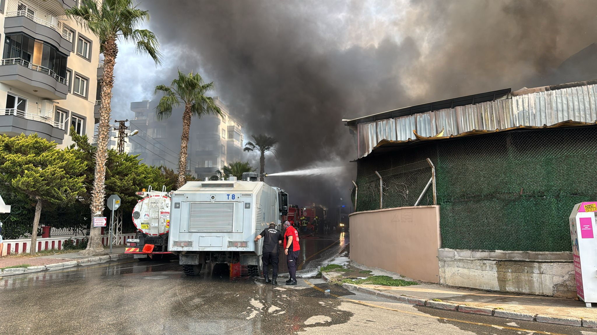 Mersin'de fabrika yangını! Ekipler bölgede - 2. Resim