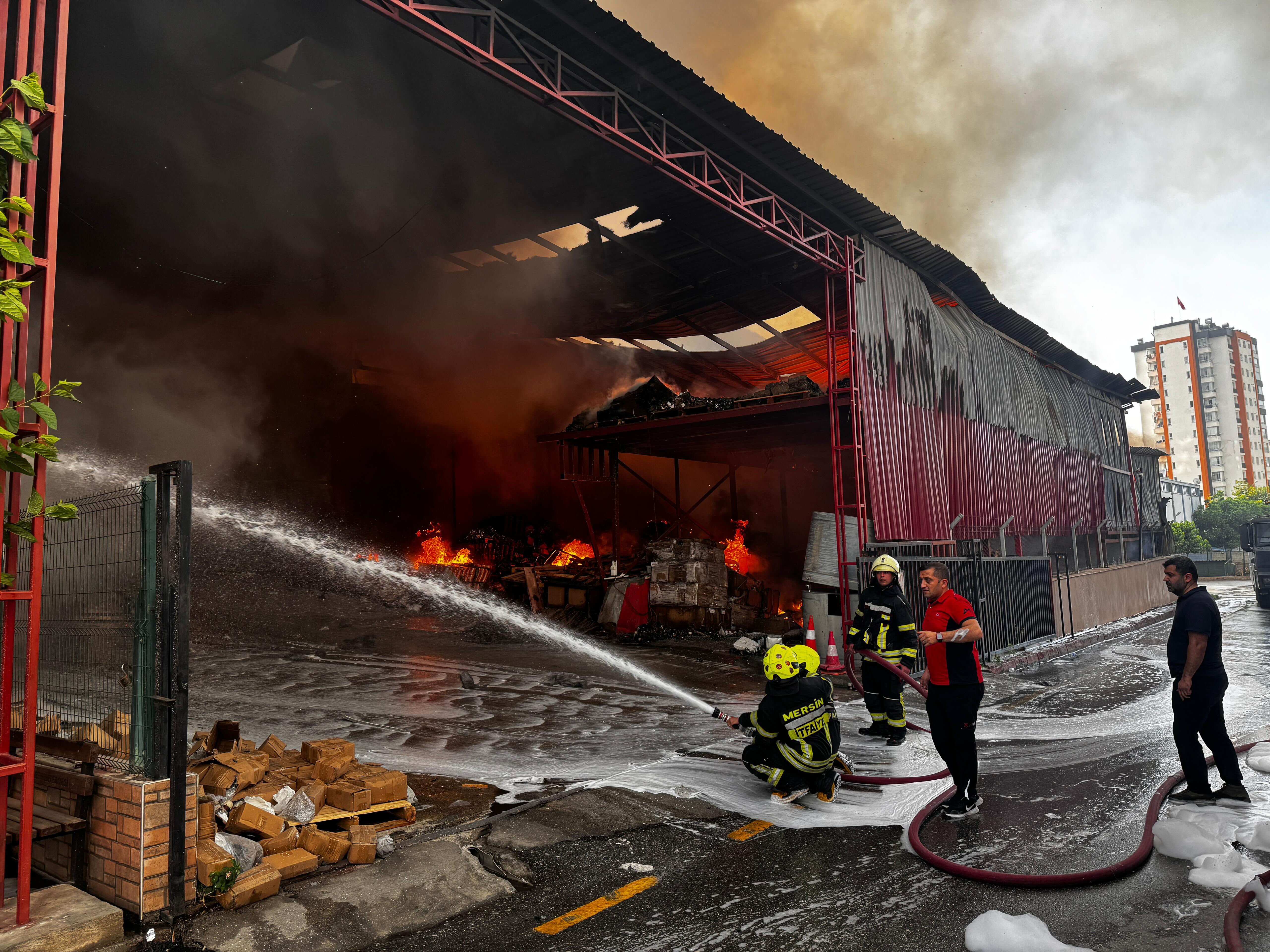Mersin'de fabrika yangını! Ekipler bölgede - 4. Resim