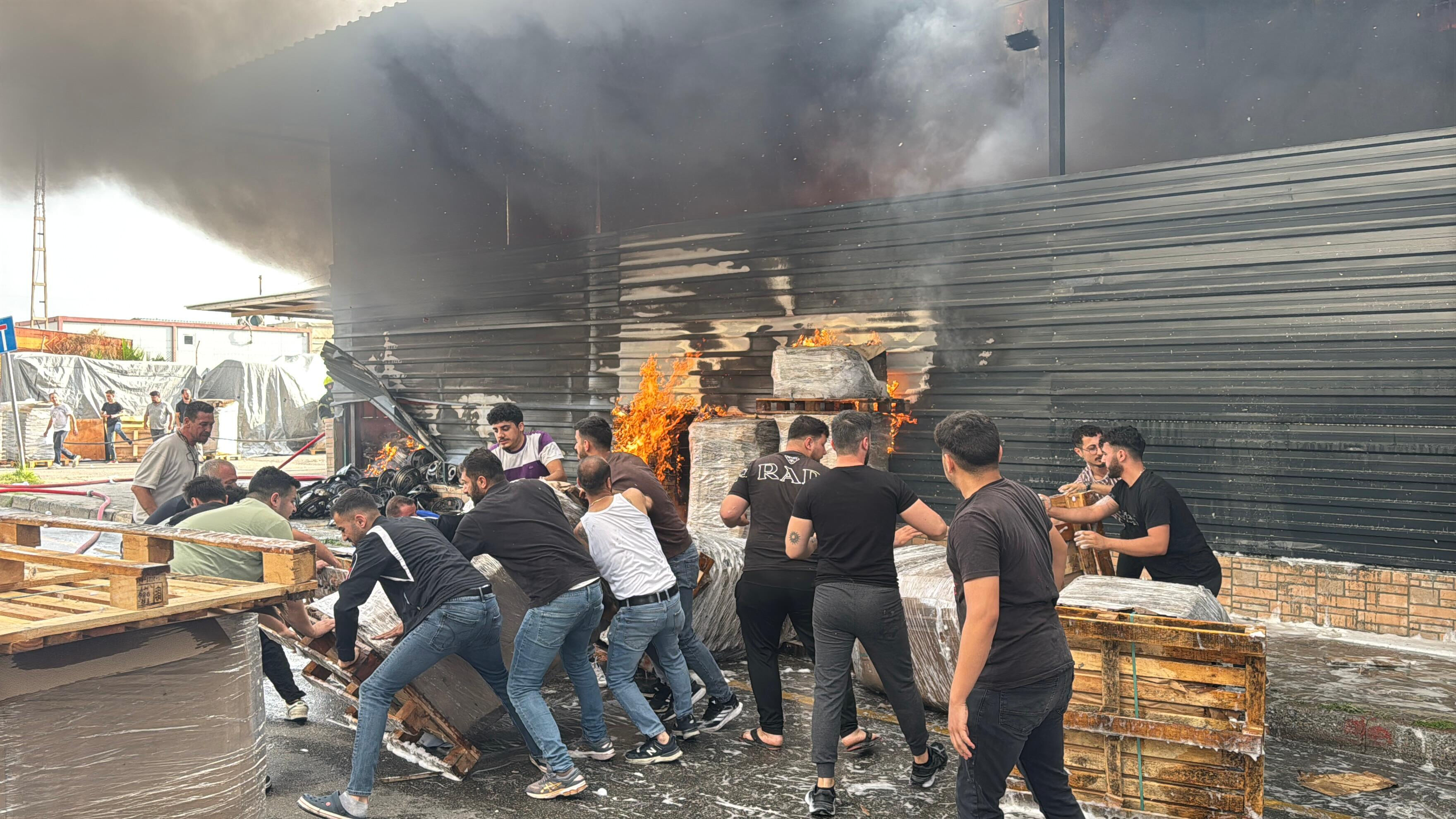 Mersin'de fabrika yangını! Ekipler bölgede - 5. Resim