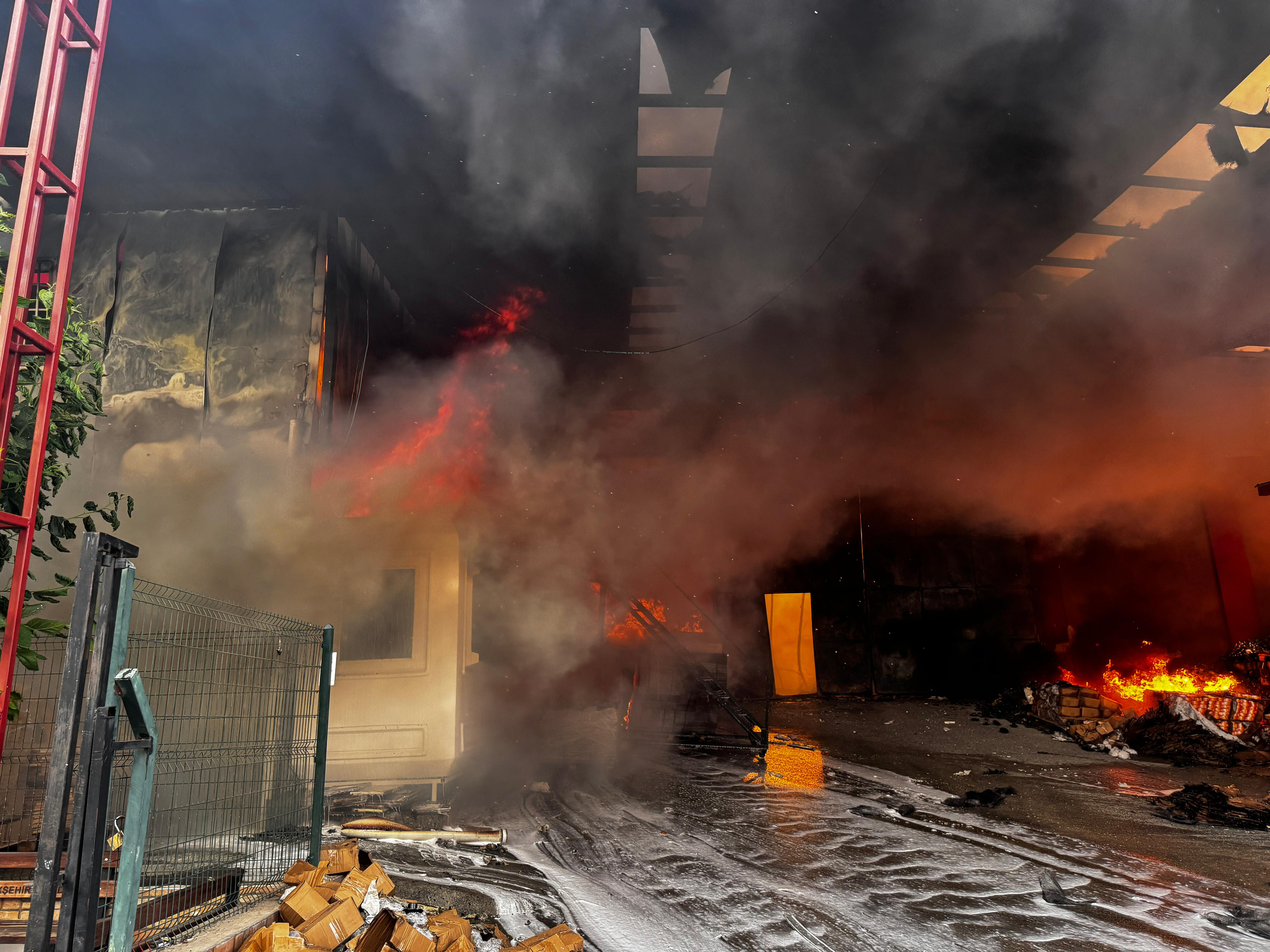 Mersin'de fabrika yangını! Ekipler bölgede - 6. Resim