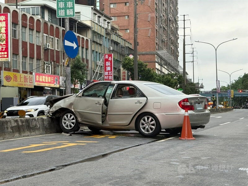 Tayvan'da kırmızı ışıkta geçen araç dehşet saçtı: Çok sayıda ölü ve yaralı var! - 1. Resim