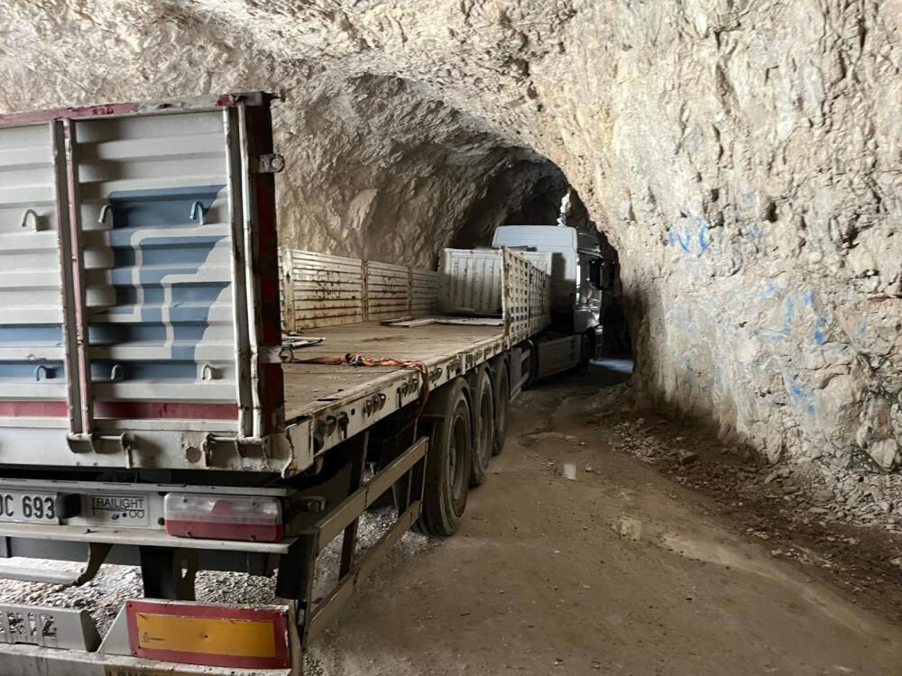 Tır tünelde sıkıştı! Taş Yol ulaşıma kapandı - 1. Resim