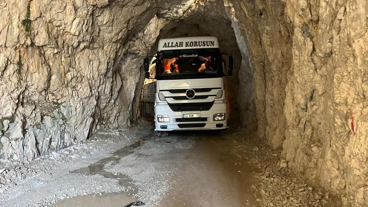 Tır tünelde sıkıştı! Taş Yol ulaşıma kapandı Tır tünelde sıkıştı! Taş Yol ulaşıma kapandı
