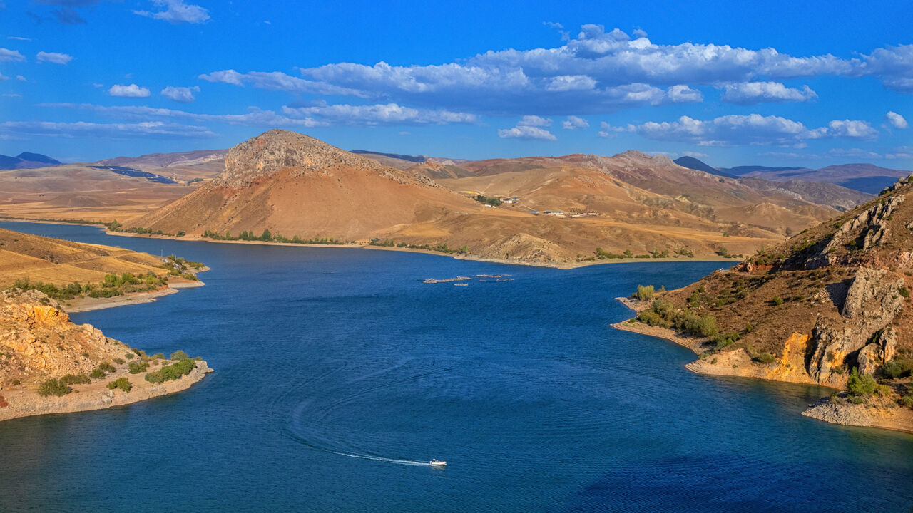 Yüksekliği 65 metre! 13 bin kişinin elektriğini karşılıyor - 1. Resim