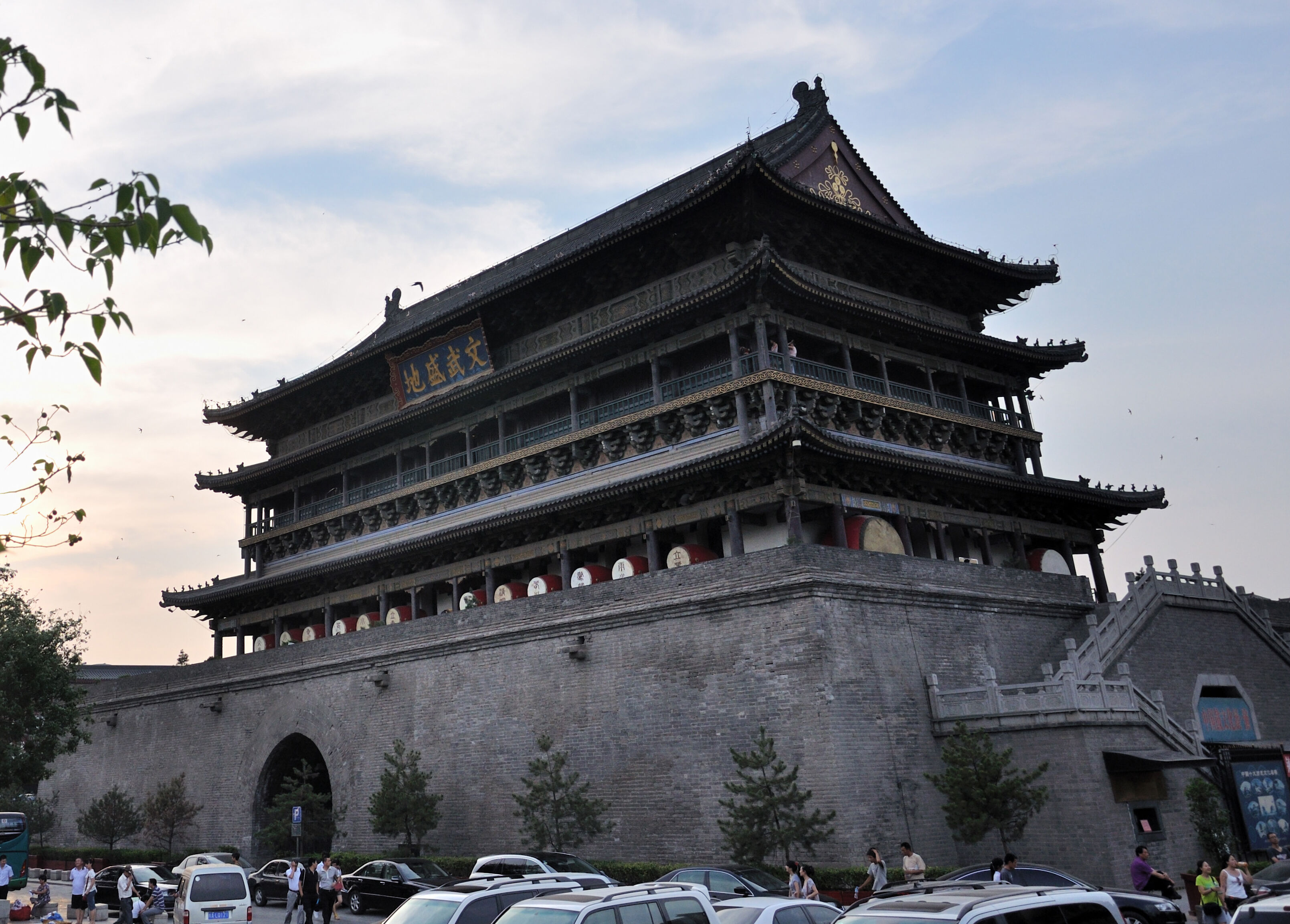 650 yıllık tarihi kule bir anda çöktü! İnsanlar canını zor kurtardı - 2. Resim