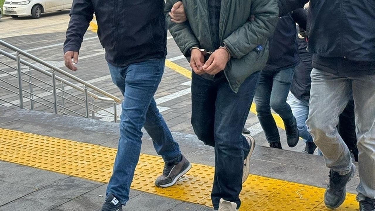 Ağrı'da usulsüz şekilde hayvan sevki yapan 9 kişi yakalandı Ağrı'da usulsüz şekilde hayvan sevki yapan 9 kişi yakalandı