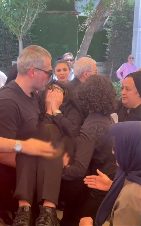 Aslı Hünel ve Saruhan Hünel'in en acı vedası! Anneleri son yolculuğuna uğurlandı: Cenazede fenalık geçirdi - 3. Resim