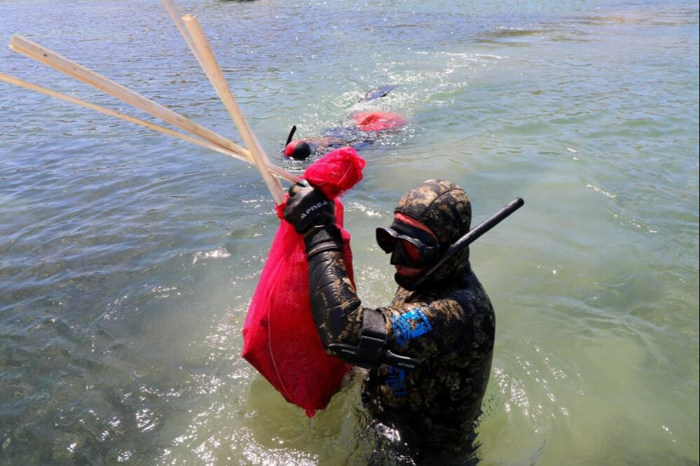 Bodrum'da deniz dibi temizliği! Masmavi sudan çamaşır makinesi çıktı - 4. Resim