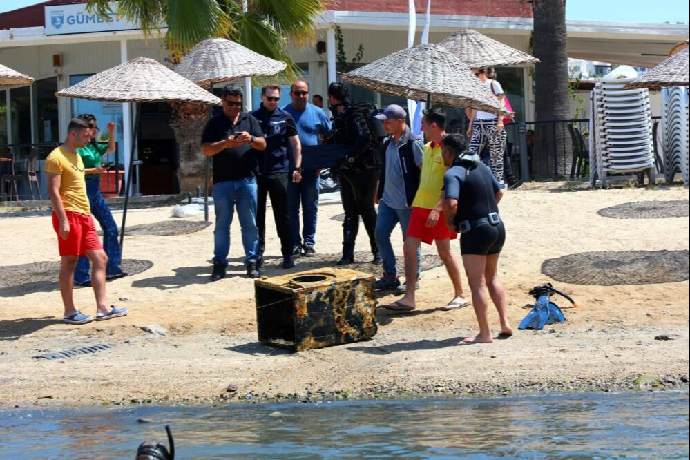 Bodrum'da deniz dibi temizliği! Masmavi sudan çamaşır makinesi çıktı - 1. Resim