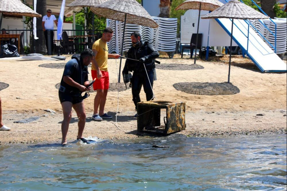 Bodrum'da deniz dibi temizliği! Masmavi sudan çamaşır makinesi çıktı - 2. Resim