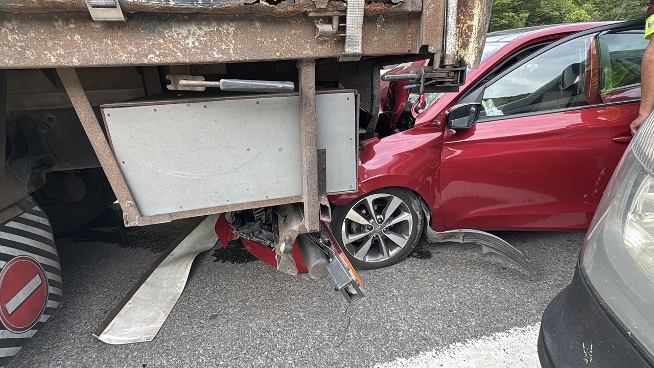 Bolu'da otomobil kamyona çarptı: 2 kişi yaralandı Bolu'da otomobil kamyona çarptı: 2 kişi yaralandı