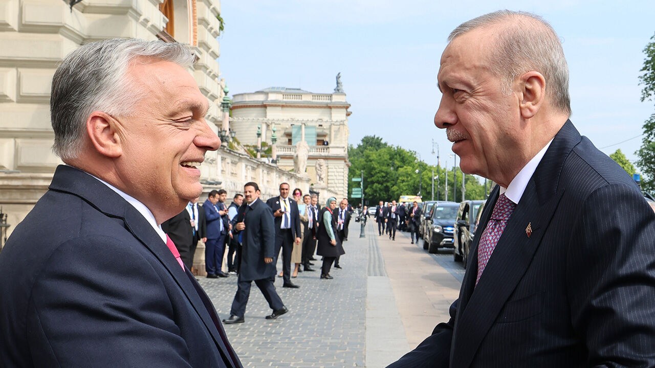 Cumhurbaşkanı Erdoğan'dan Macaristan'da KKTC mesajı! Cumhurbaşkanı Erdoğan, Macaristan Başbakanı Orban ile bir araya geldi.