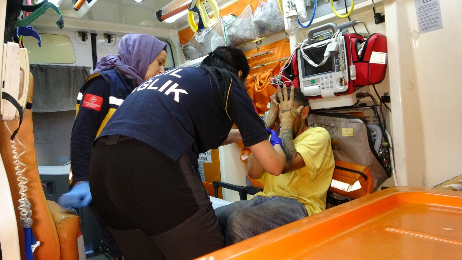 Dakikalarca ağladı, gerçek yüzünü hastanede gösterdi - 2. Resim