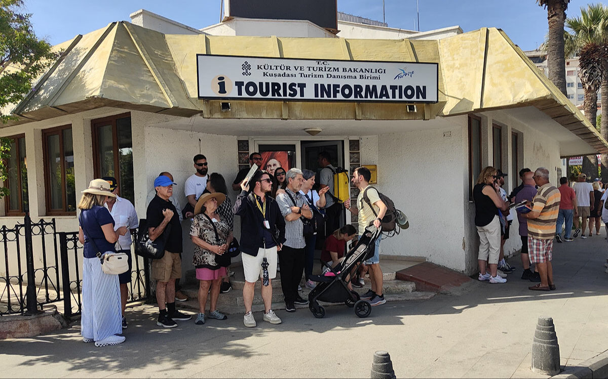 Dev Bahama kruvaziyerleri denizden 9 bin 500 kişi getirdi, esnaf bayram etti Dev kruvaziyerler bir anda denizden 9 bin 500 kişi getirdi, esnaf bayram etti - 2. Resim