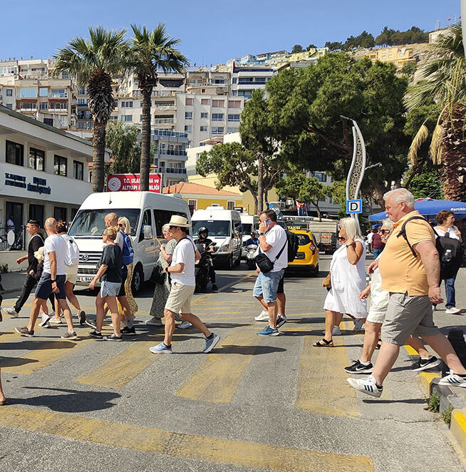 Dev Bahama kruvaziyerleri denizden 9 bin 500 kişi getirdi, esnaf bayram etti Dev kruvaziyerler bir anda denizden 9 bin 500 kişi getirdi, esnaf bayram etti - 3. Resim