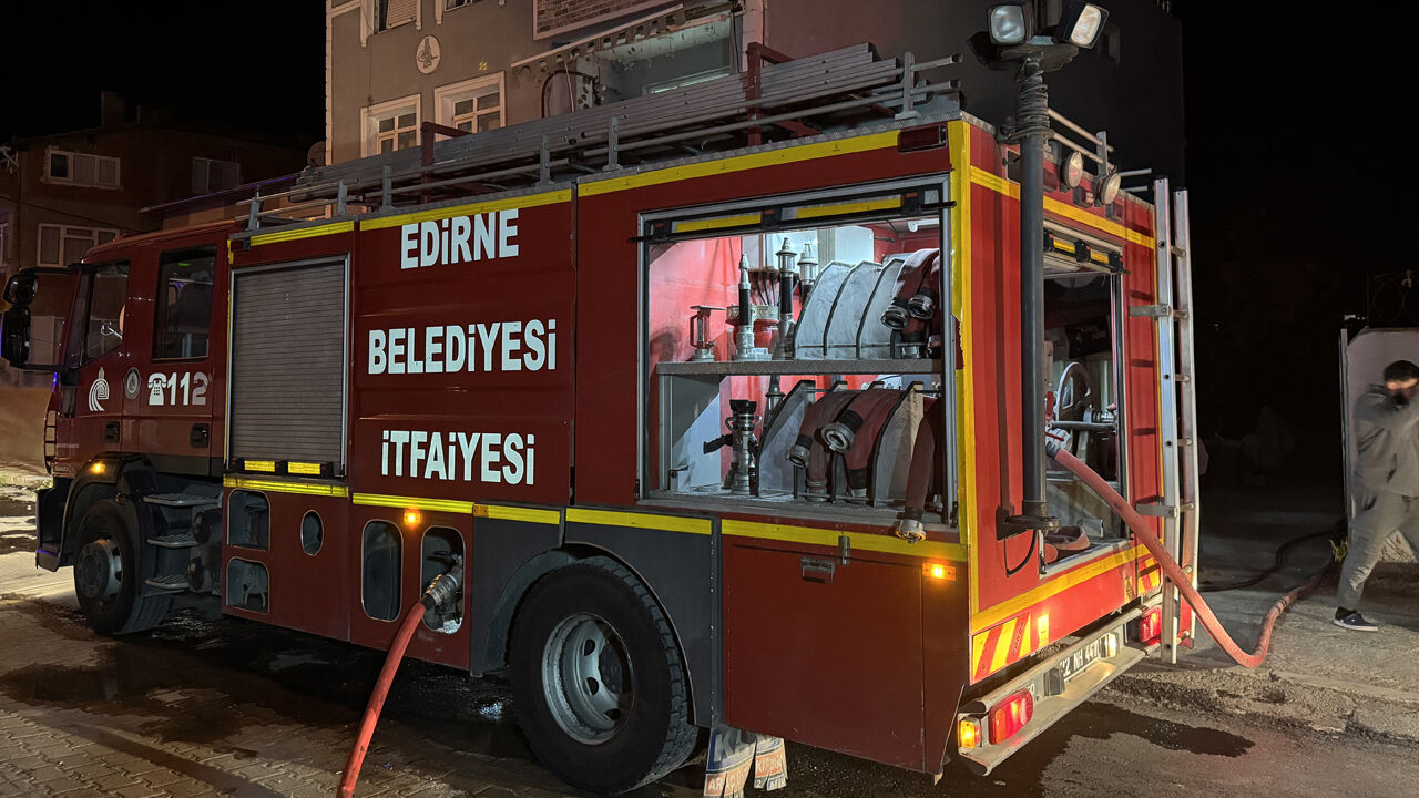 Edirne'de korkutan yangın! 3 ev alevlere teslim oldu - 1. Resim