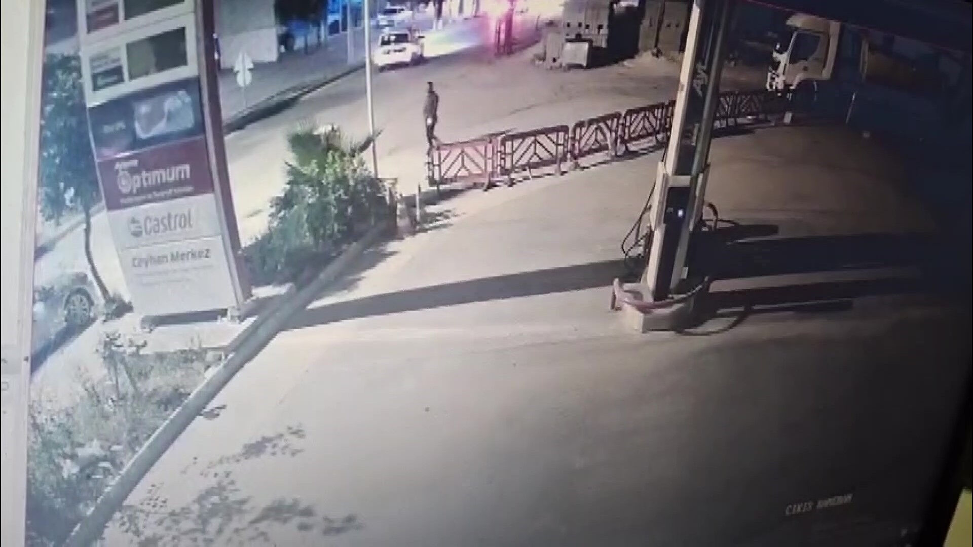 Eski kocasını g&ouml;rd&uuml; tabancaya sarıldı! Sokak ortasında kurşunladı - 1. Resim