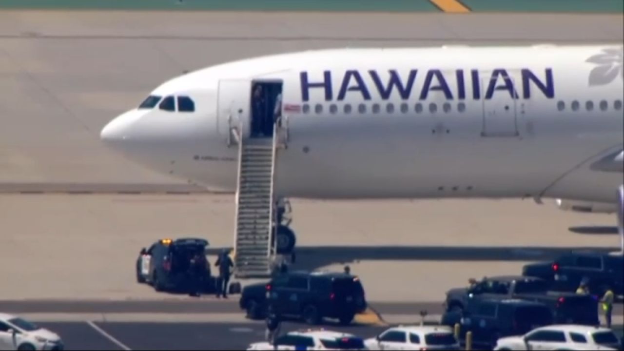 Hawaiian Airlines uçağında bomba paniği: ABD'li asker gözaltına alındı Hawaiian Airlines uçağında bomba paniği: ABD'li asker gözaltına alındı