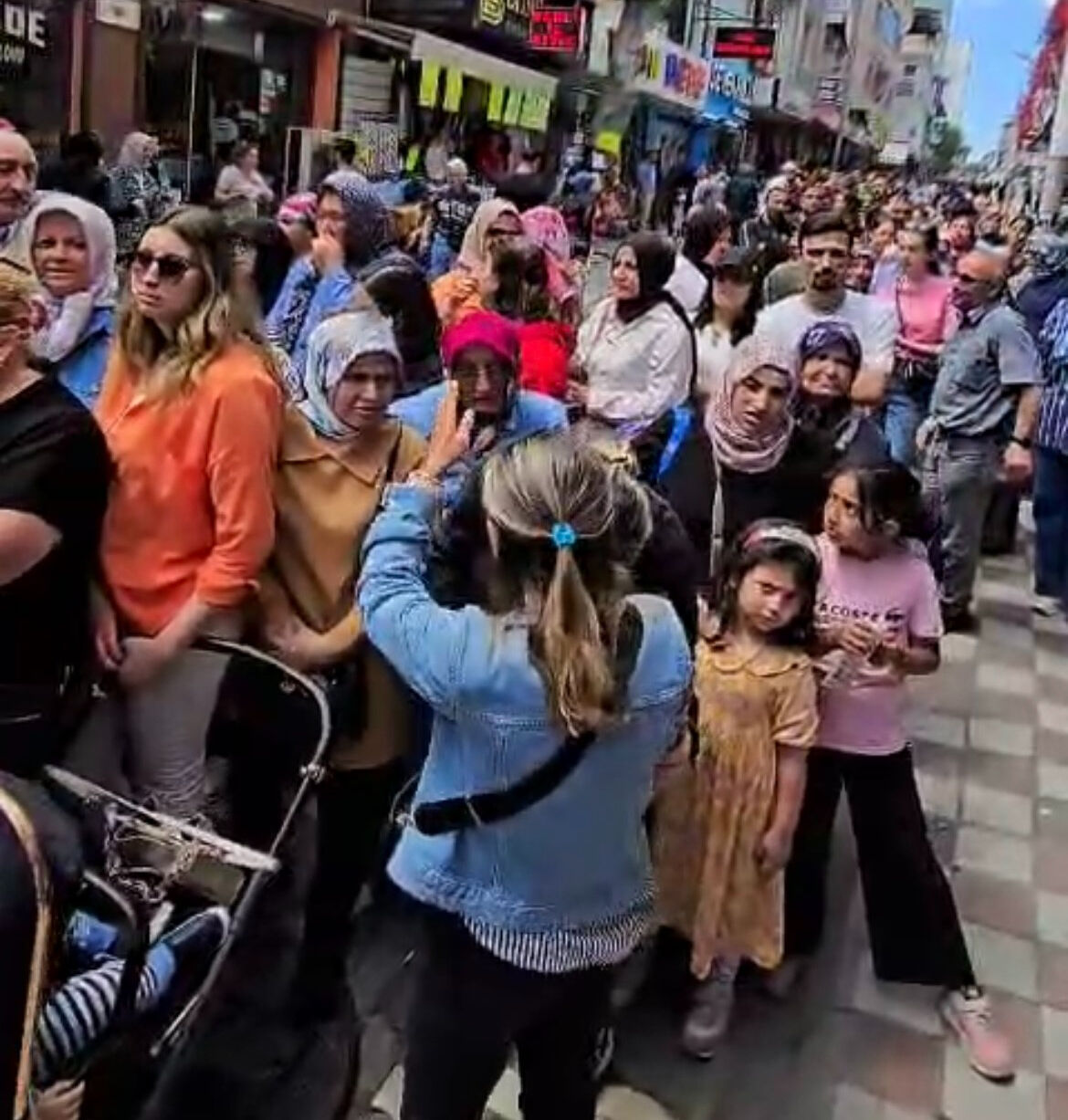 Kampanyayı duyan mağazaya koştu! Sabahın ilk saatleriyle sıraya girdiler - 1. Resim