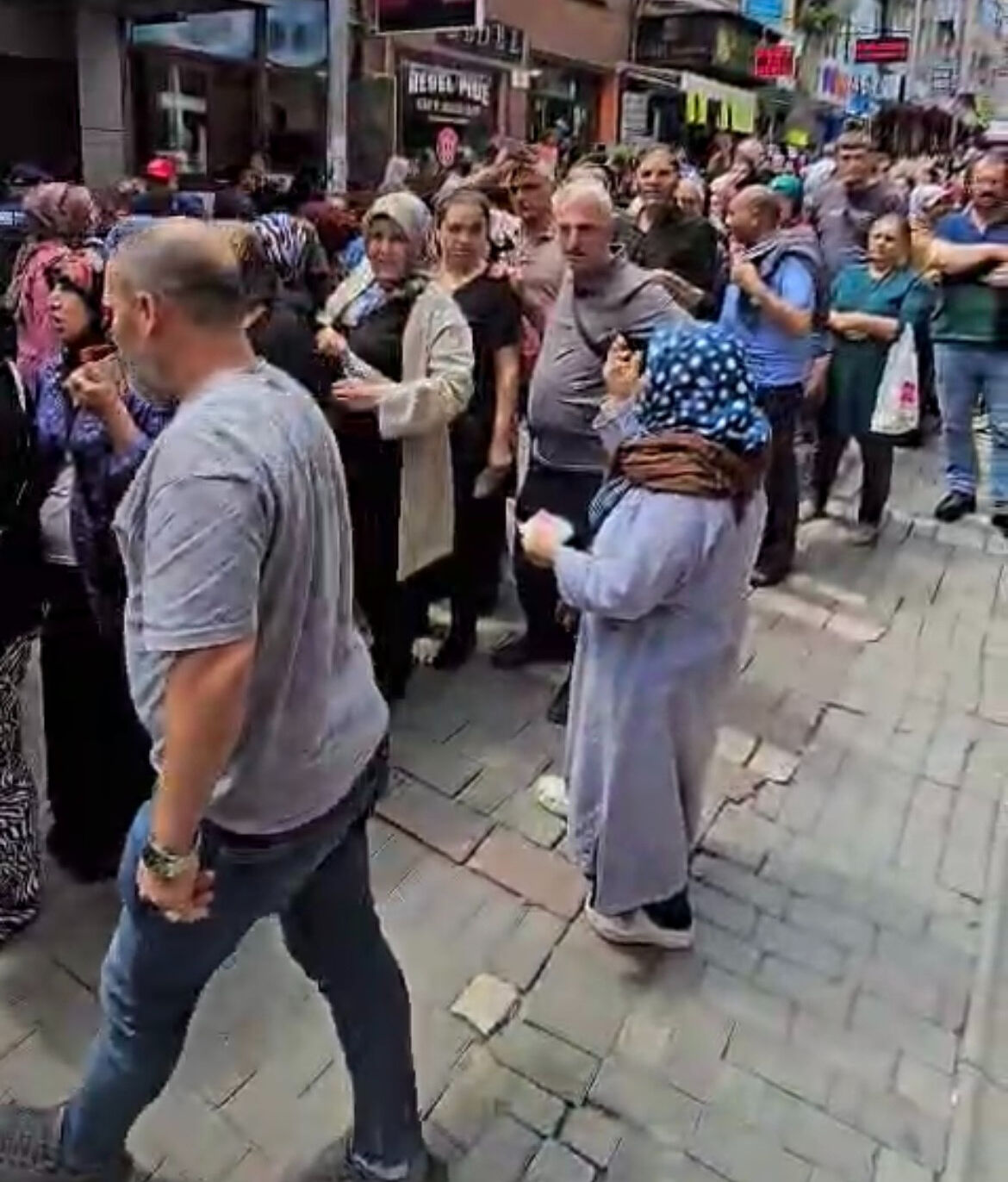 Kampanyayı duyan mağazaya koştu! Sabahın ilk saatleriyle sıraya girdiler - 2. Resim