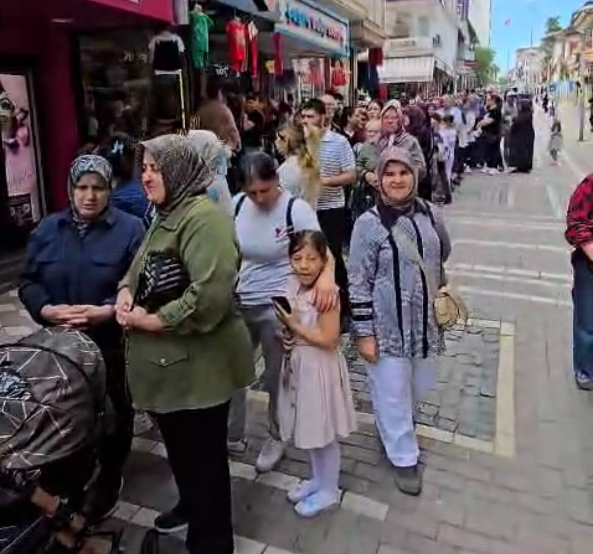 Kampanyayı duyan mağazaya koştu! Sabahın ilk saatleriyle sıraya girdiler - 3. Resim