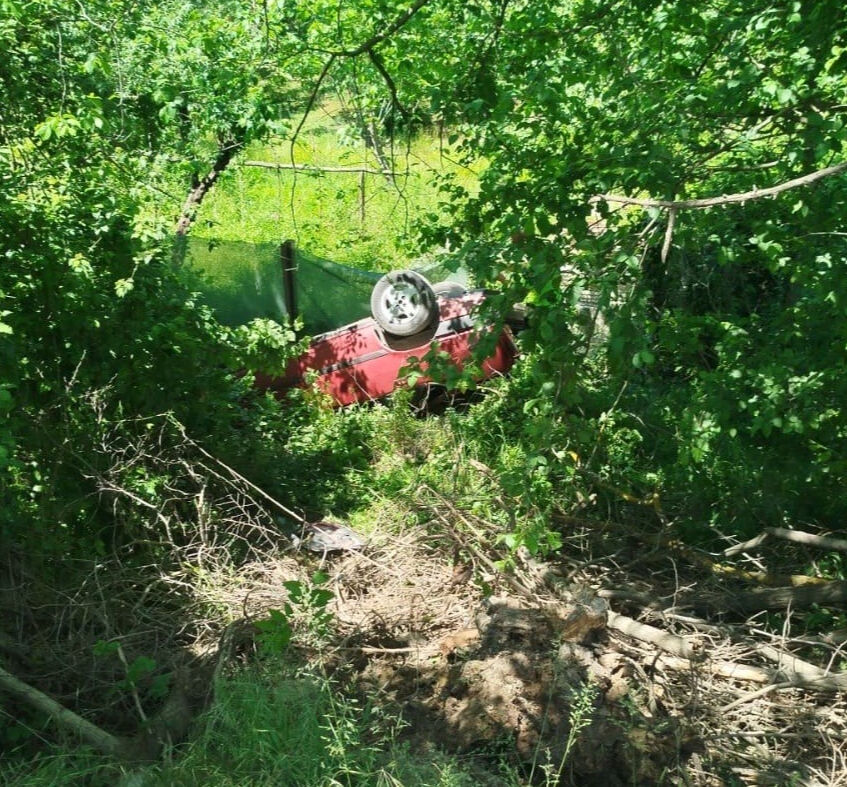 Otomobil şarampole uçtu! Karı-koca yaralandı - 1. Resim