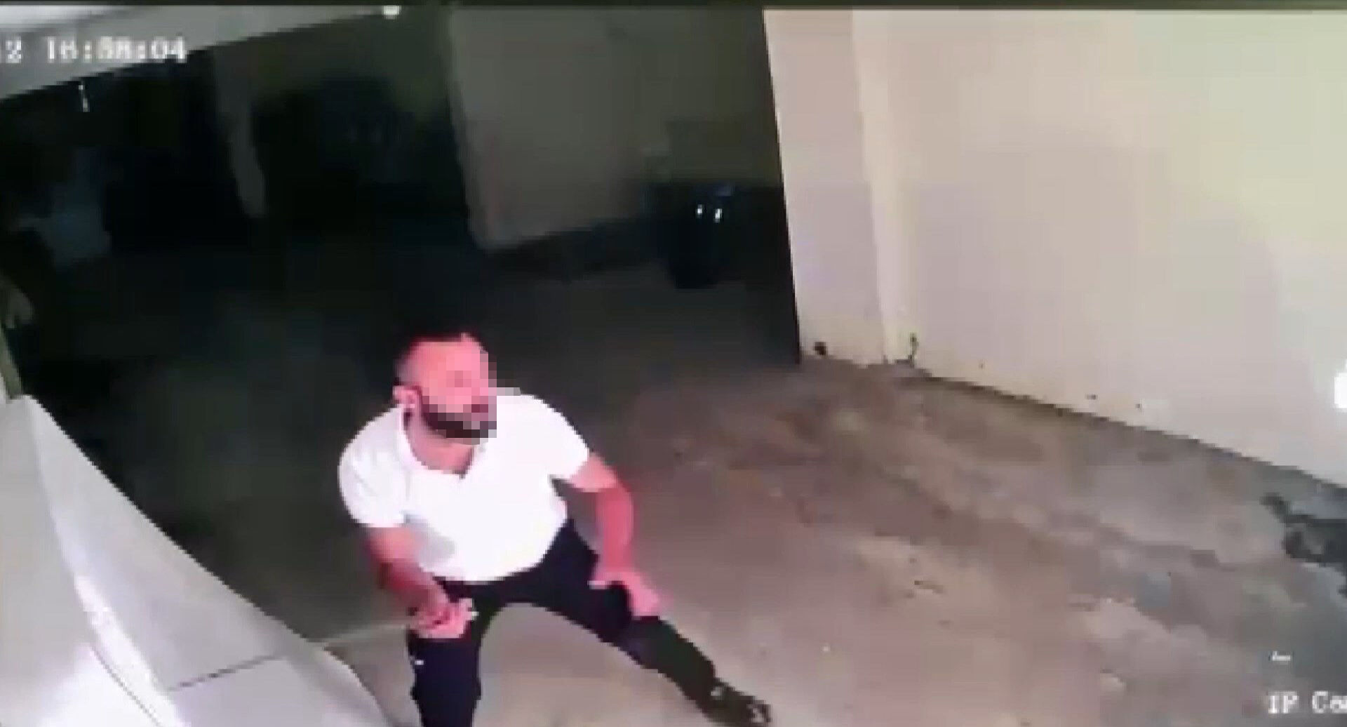 Palalı saldırgan dehşet saçtı! Babayı ve oğlunu hastanelik etti... O anlar kameraya yansıdı - 1. Resim