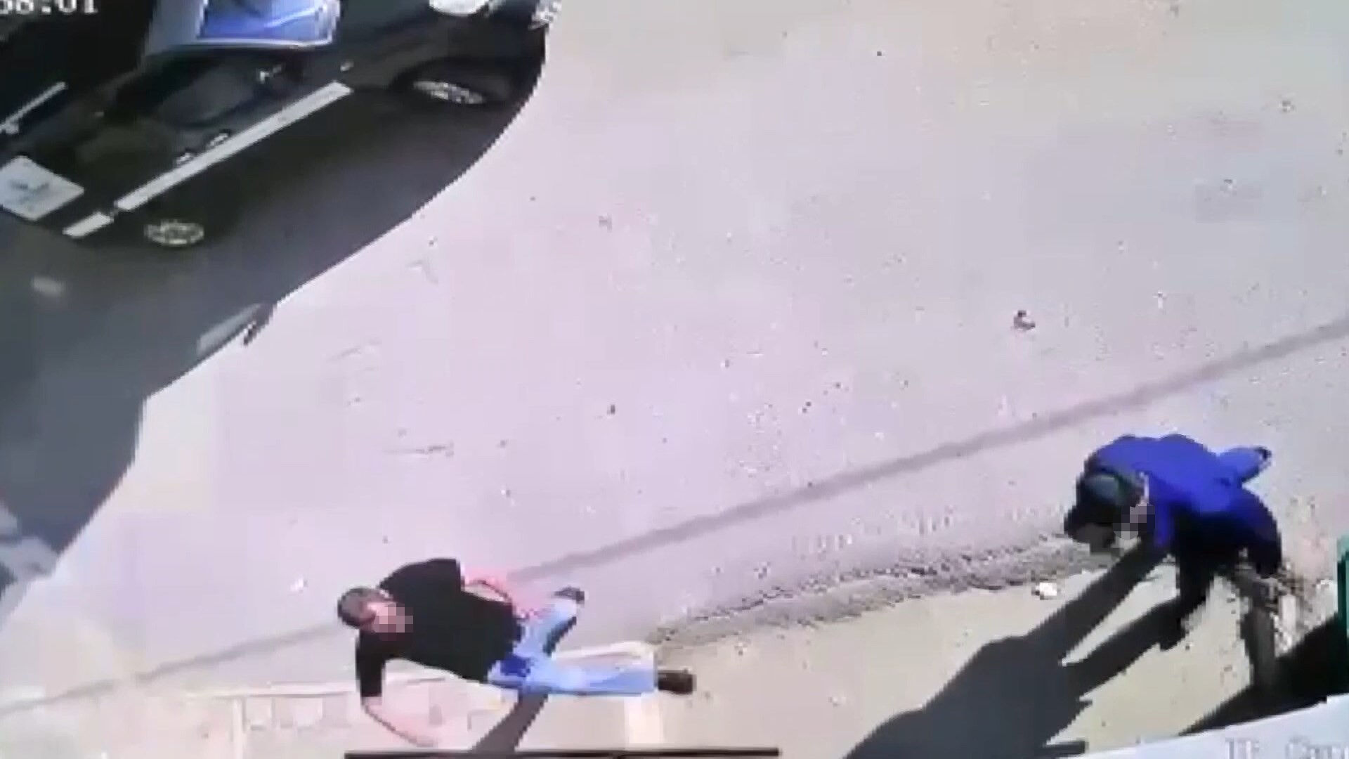 Palalı saldırgan dehşet saçtı! Babayı ve oğlunu hastanelik etti... O anlar kameraya yansıdı - 2. Resim