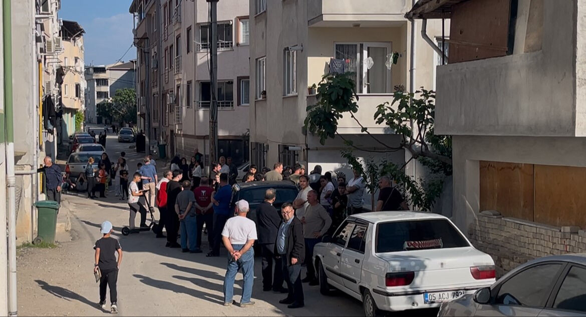 Palalı saldırgan dehşet saçtı! Babayı ve oğlunu hastanelik etti... O anlar kameraya yansıdı - 4. Resim