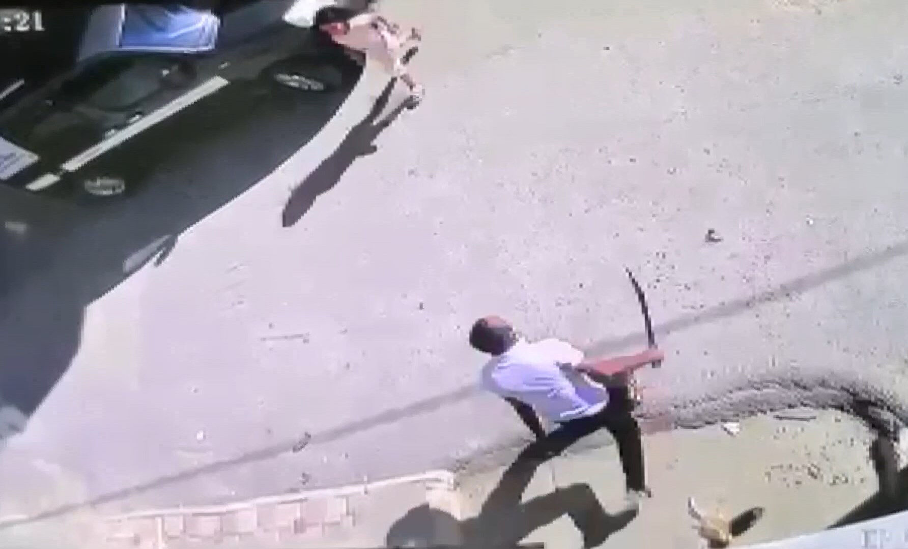 Palalı saldırgan dehşet saçtı! Babayı ve oğlunu hastanelik etti... O anlar kameraya yansıdı - 5. Resim