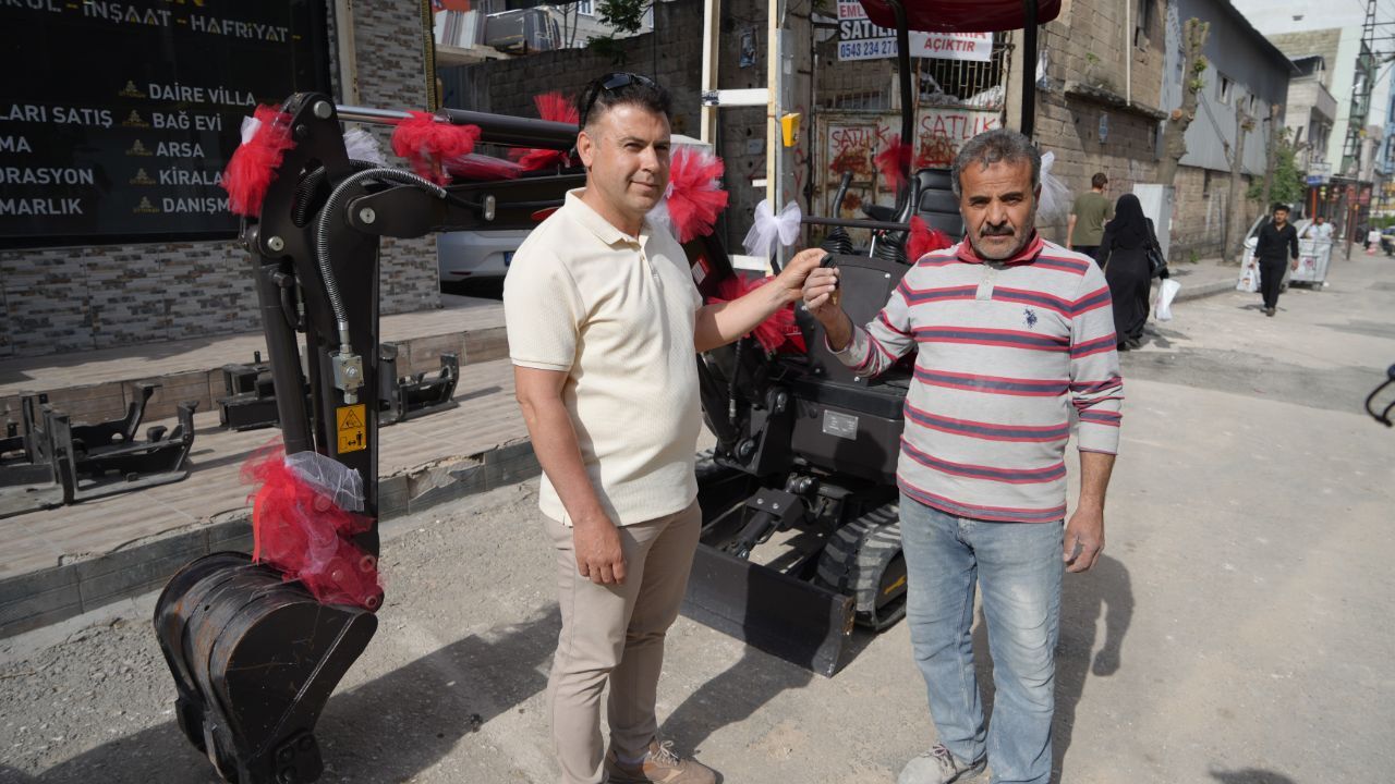 Patrondan 10 yıllık çalışanına milyonluk jest! ''Bu kadarını beklemiyorduk'' Patrondan 10 yıllık çalışanına milyonluk jest! ''Bu kadarını beklemiyorduk''