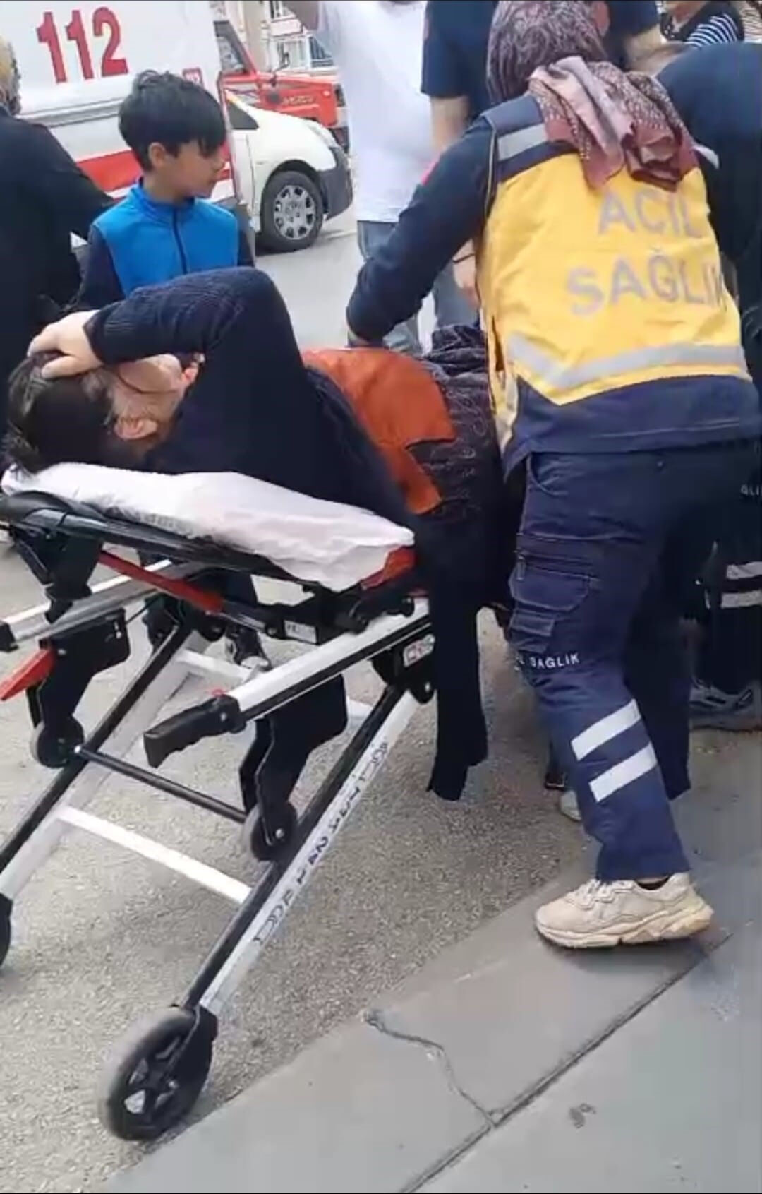 Silahlı kavganın ortasında kalmıştı! Yaşlı kadın faciayı yaşadı - 1. Resim