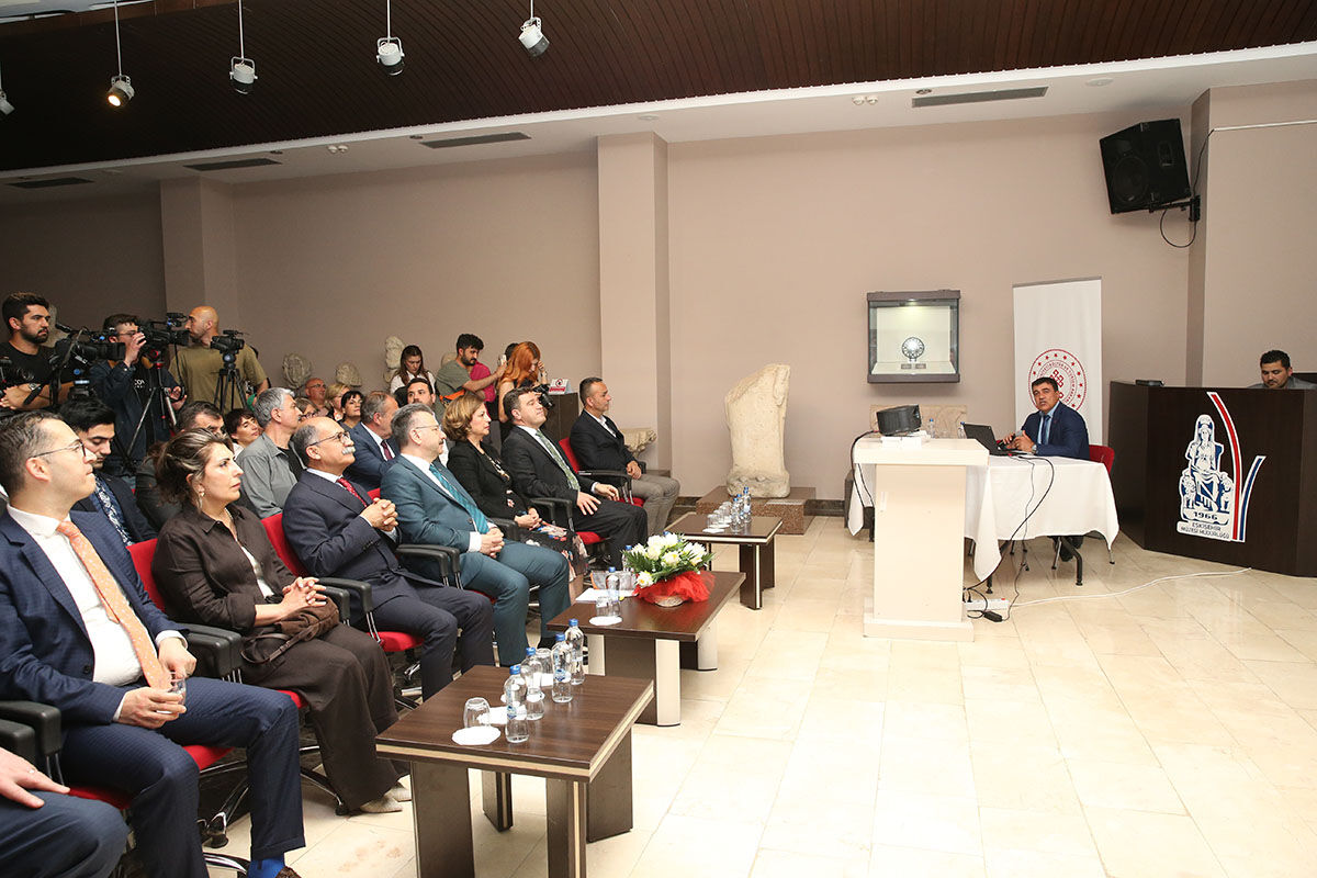 Tam 5 bin yaşında! Görüntüsü taşa benziyor, akademisyenler saatlerce bu ekmeği anlattı - 4. Resim