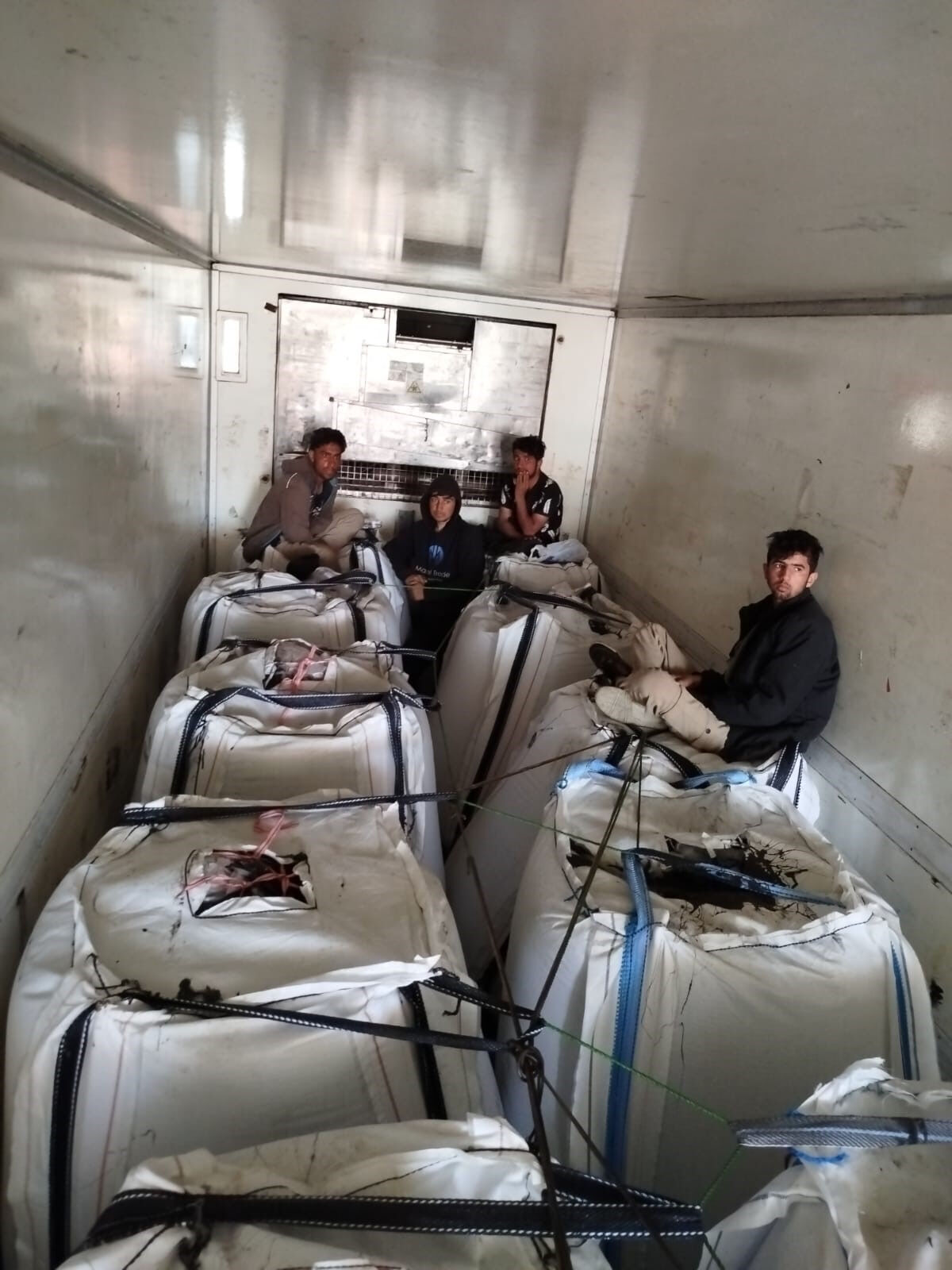 Tırın kapağı açılınca donup kaldılar! Sivas'ta kaçakçılığa geçit yok - 2. Resim